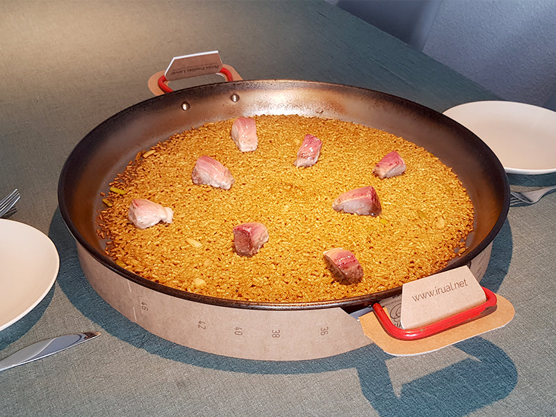 Porta paellas takeaway ejemplo uso en mesa