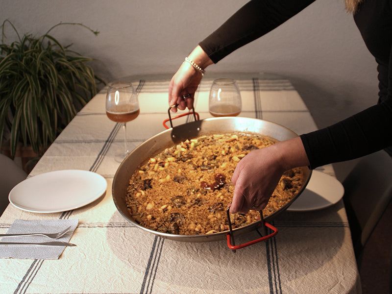 Porta paellas salvamanteles en mesa